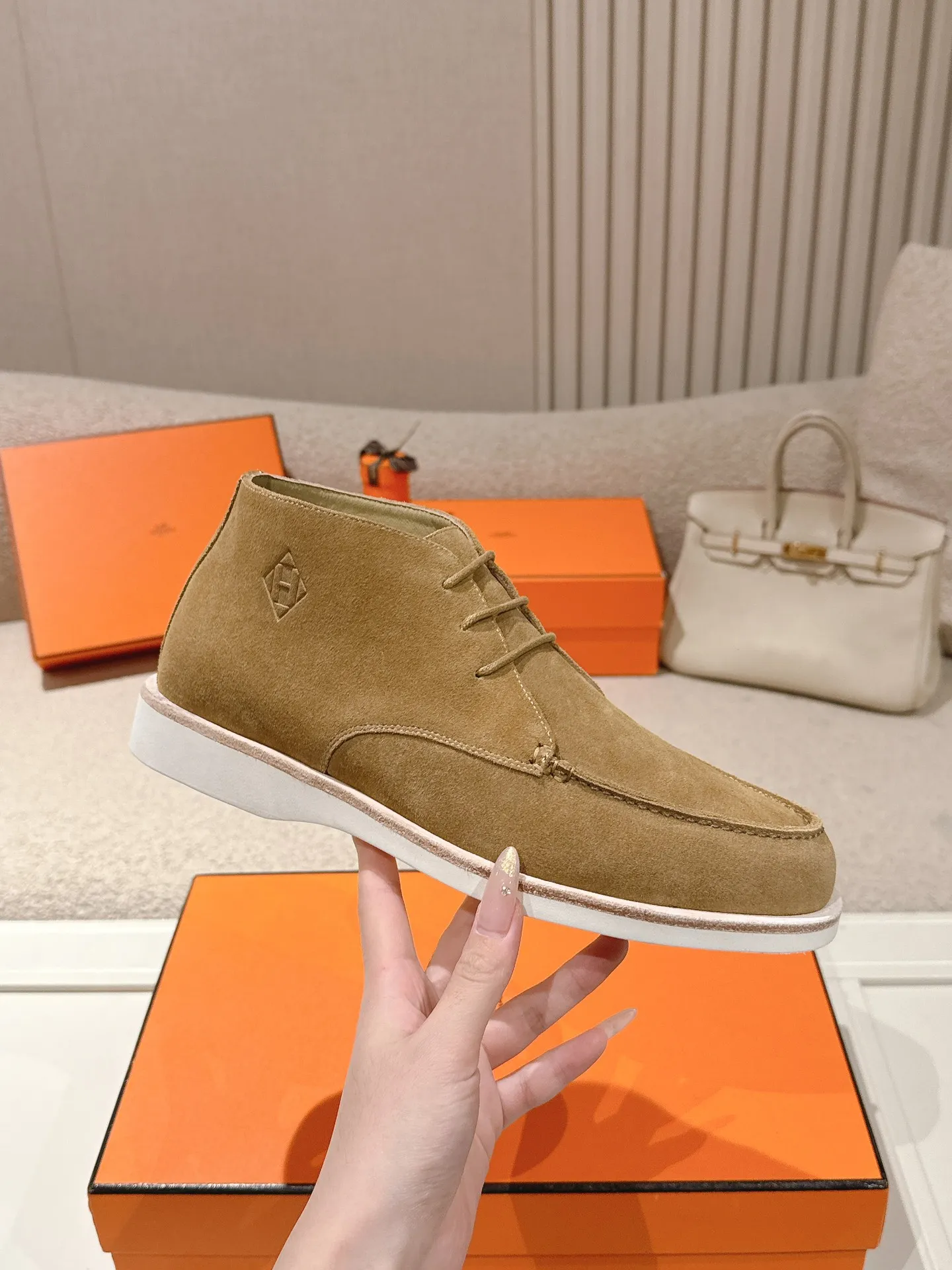 Men's Men's Shoes 660💰 Hermes men's size #26ss calfskin derby shoes, decorated with signature "H Diamant" details for a stylish and casual style. Fabric: Cow suede Lining: Mixed sheep lining Outsole: Genuine leather welt + original TPU Bottom thickness: 3CM Code number: 39-45 (customized at 46.47)